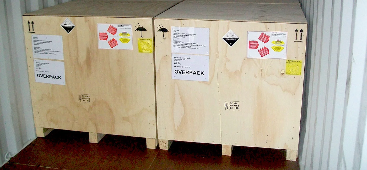 Dangerous goods packaging using the example of a wooden packaging / wooden box