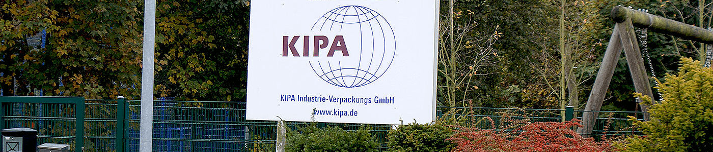 Logo der KIPA Industrie-Verpackungs GmbH auf weißem Schild