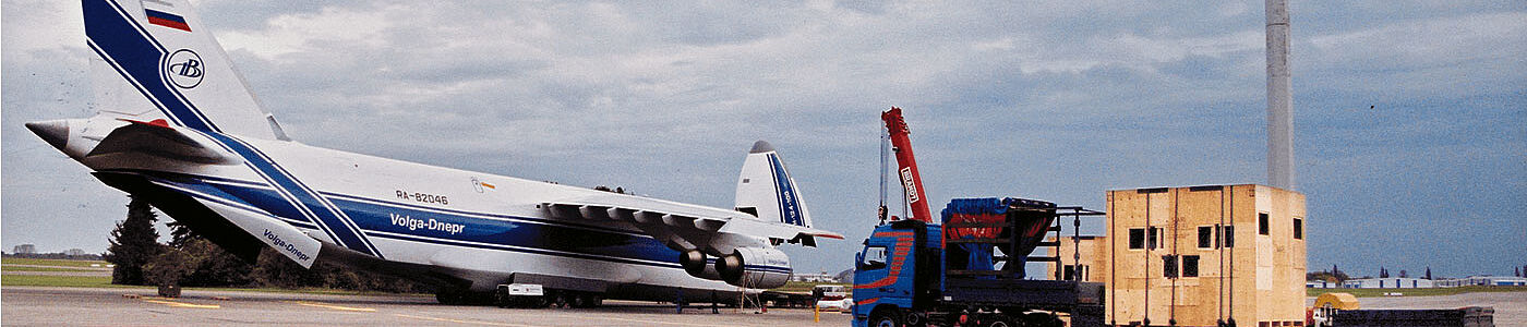 LKW mit großer Ladung auf dem Weg zum Flugzeug